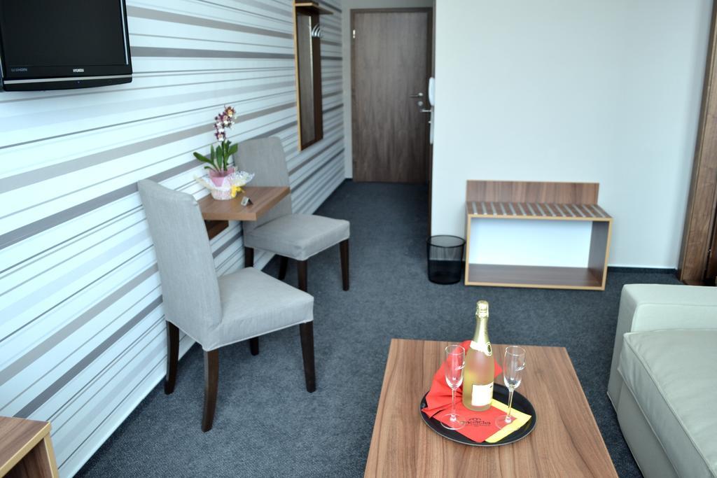 Arkada Hotel Bučovice Екстериор снимка