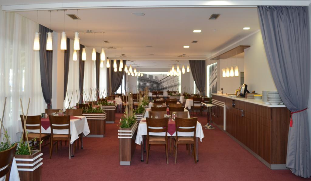 Arkada Hotel Bučovice Екстериор снимка